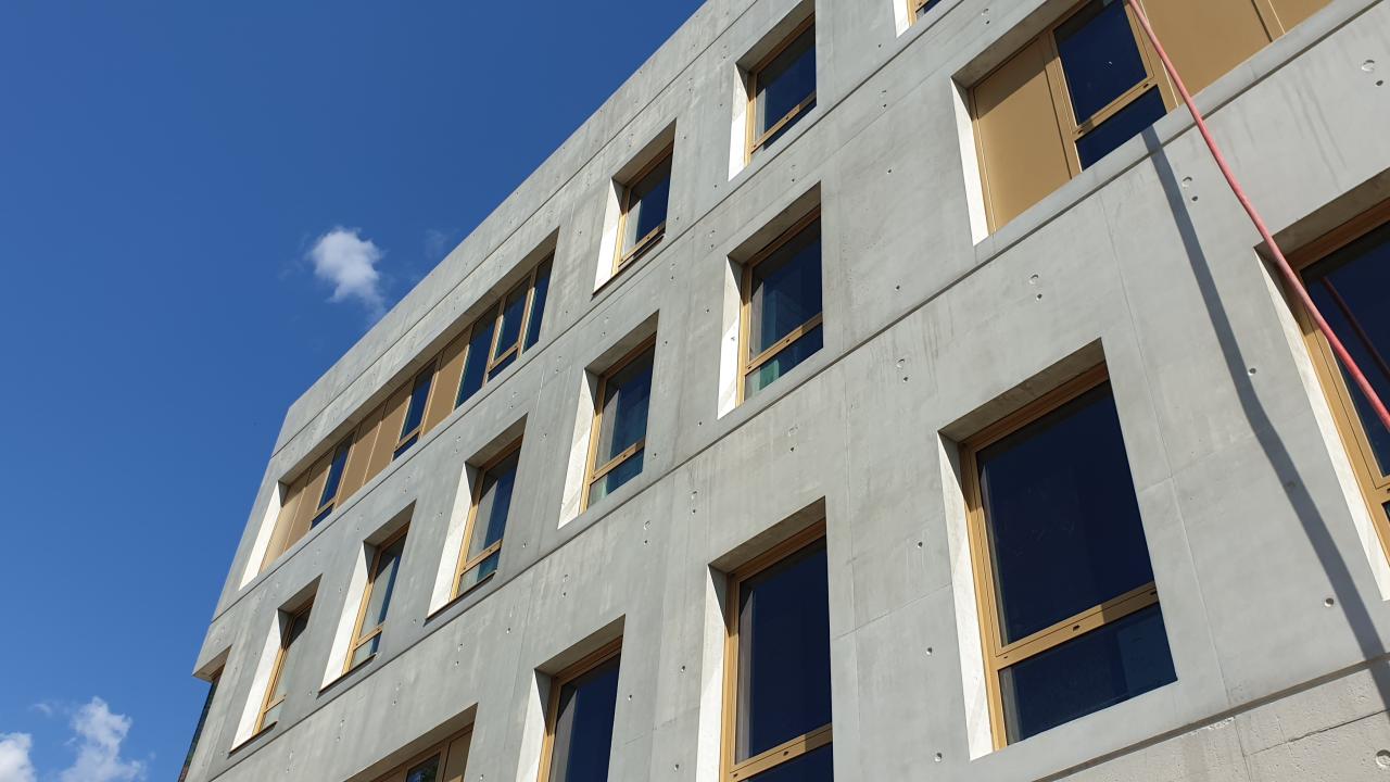 Technicien KAPECI intervenant sur une fenêtre aluminium