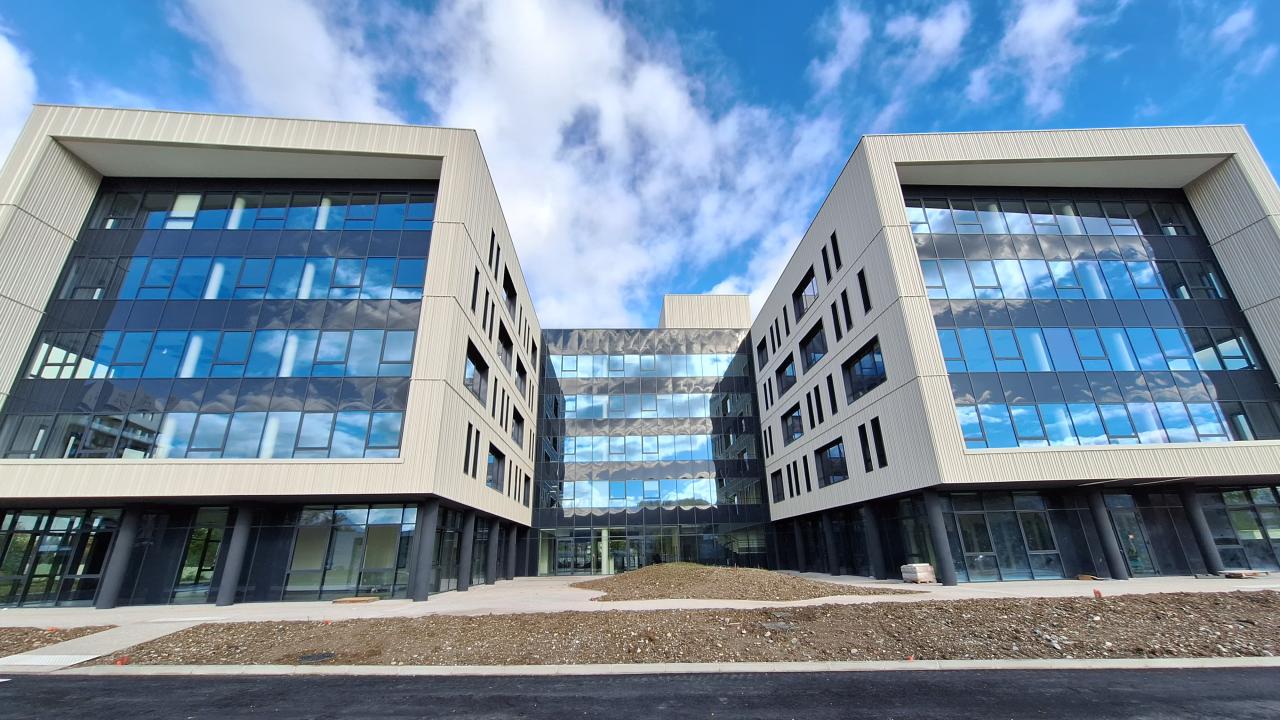 Façade aluminium moderne sur bâtiment tertiaire