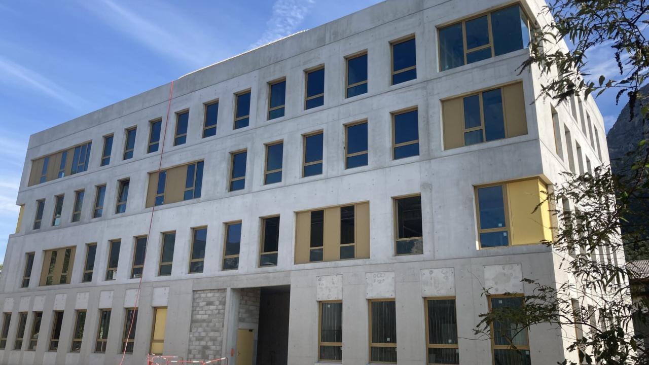 Façade aluminium sur mesure respectant les contraintes réglementaires