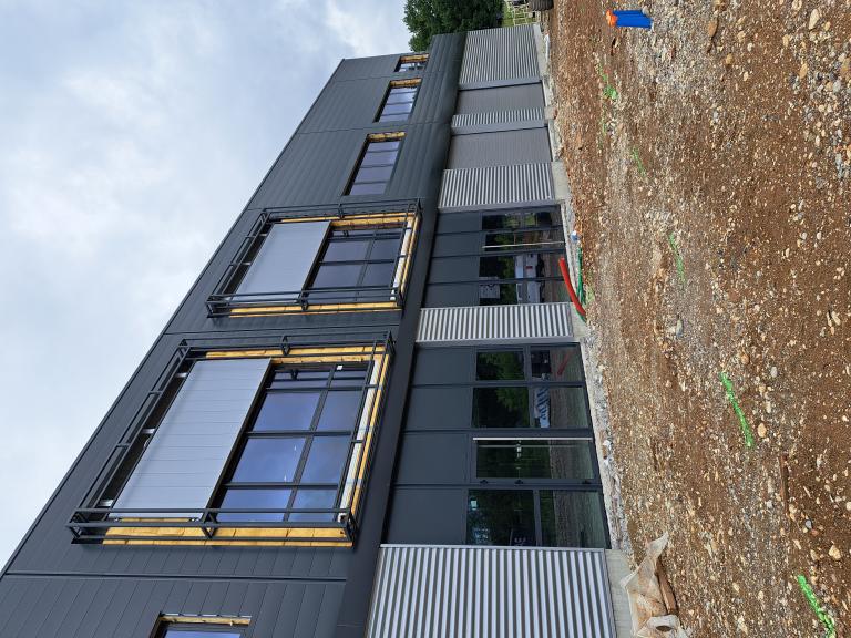 Portes aluminium sur mesure pour atelier et bureaux dans l’Ain