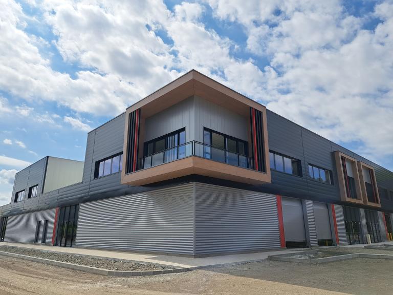 Ensembles d’entrée aluminium installés sur bâtiment R+1 à Oyonnax