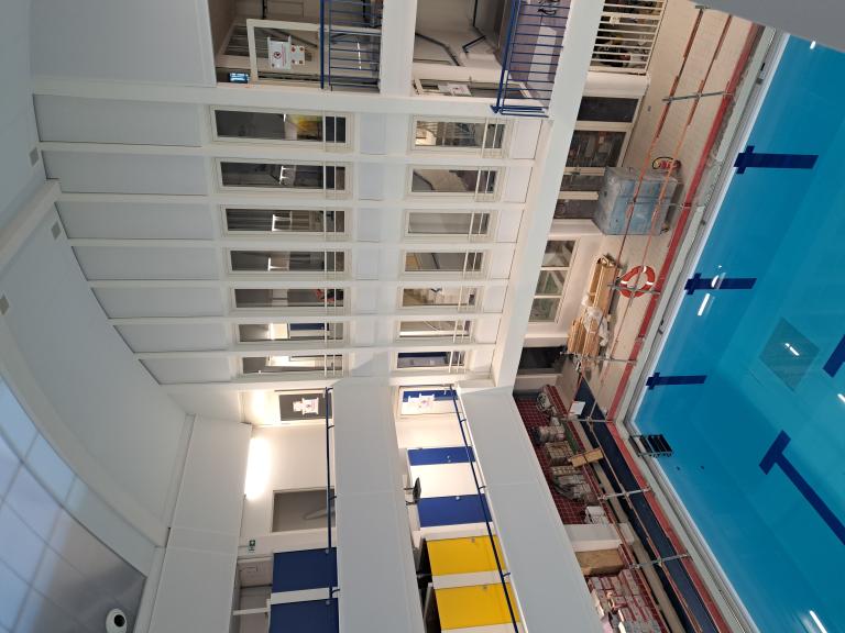 Murs rideaux aluminium installés à la piscine Château Landon, Paris 10