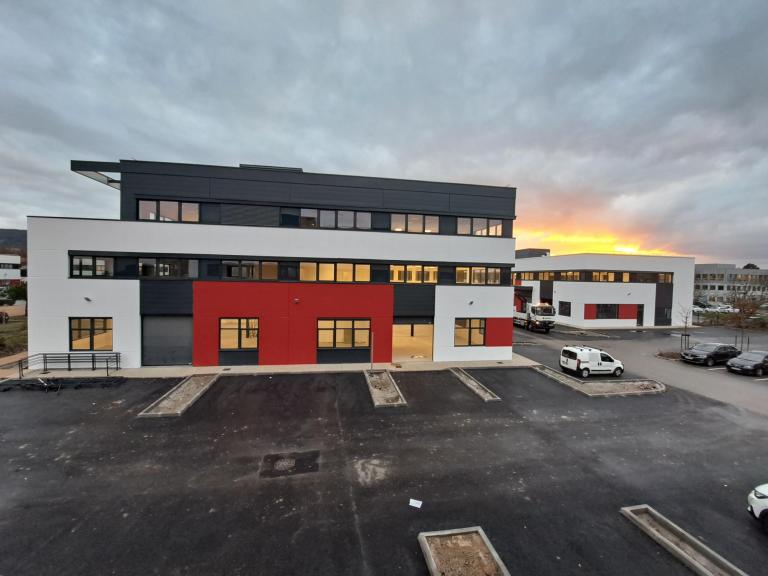 Habillages tôle aluminium RAL 7016 sur bâtiments modernes Dardilly