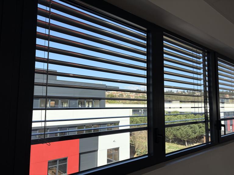 Pose de châssis aluminium dans projet R+2 à Dardilly