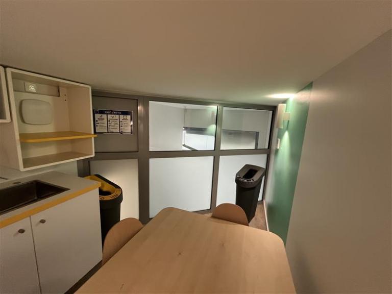 Châssis intérieur aluminium RAL 9006 dans établissement bancaire en activité