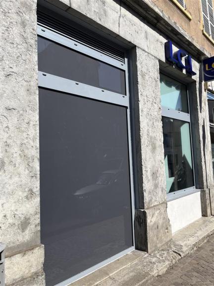 Porte extérieure aluminium RAL 7001 posée en Auvergne-Rhône-Alpes