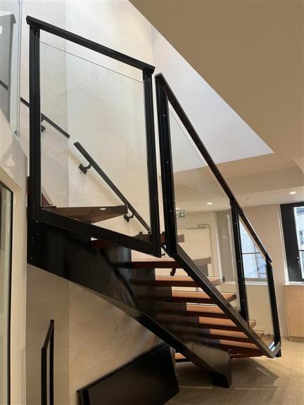 Pose de mains courantes sur site tertiaire lyonnais