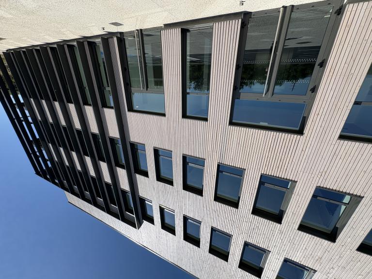 Fabrication menuiseries aluminium dans les ateliers de Port 01