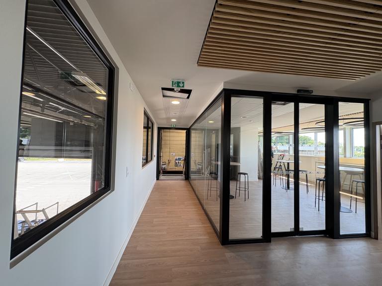 Installation de brise-soleil orientables BSO Renault Trucks