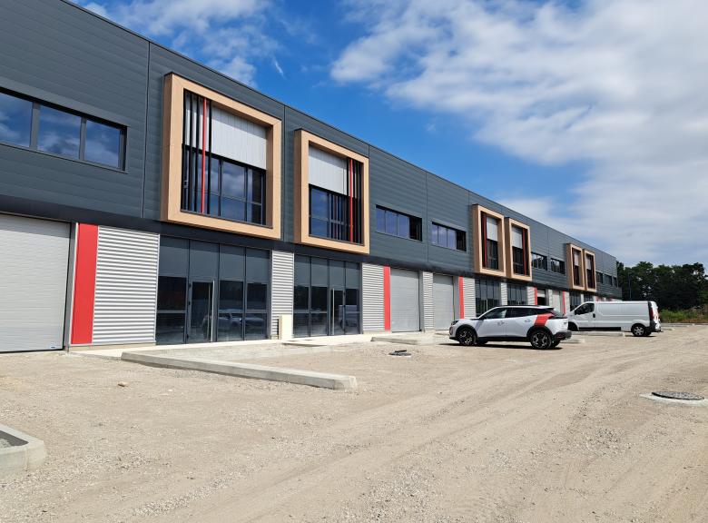 Menuiserie aluminium sur mesure pour bâtiment résidentiel à Annecy, Haute-Savoie