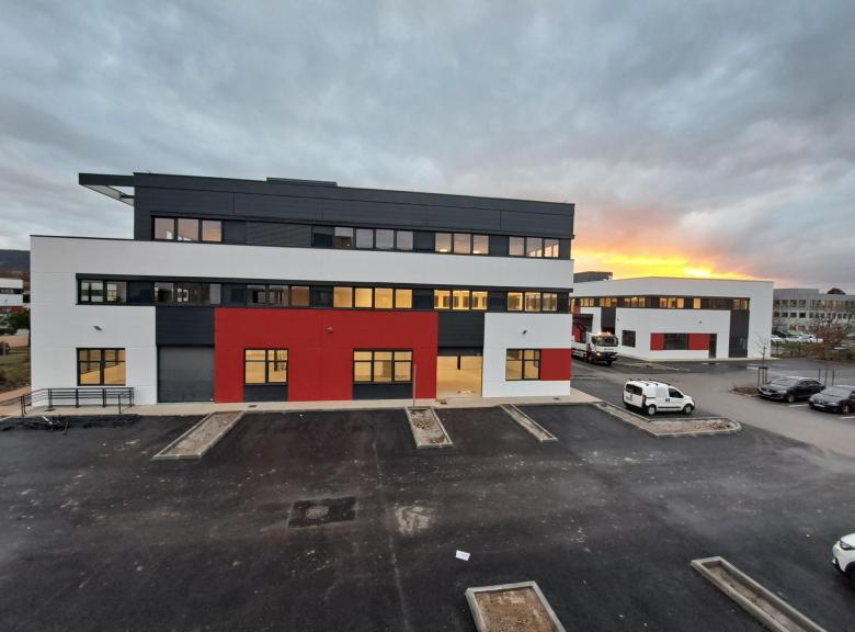 Porte aluminium coupe-feu sur bâtiment industriel à Bourgoin-Jallieu, Isère