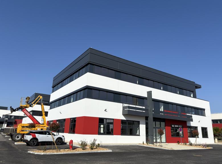 Porte aluminium technique sur bâtiment tertiaire à Chambéry, Savoie