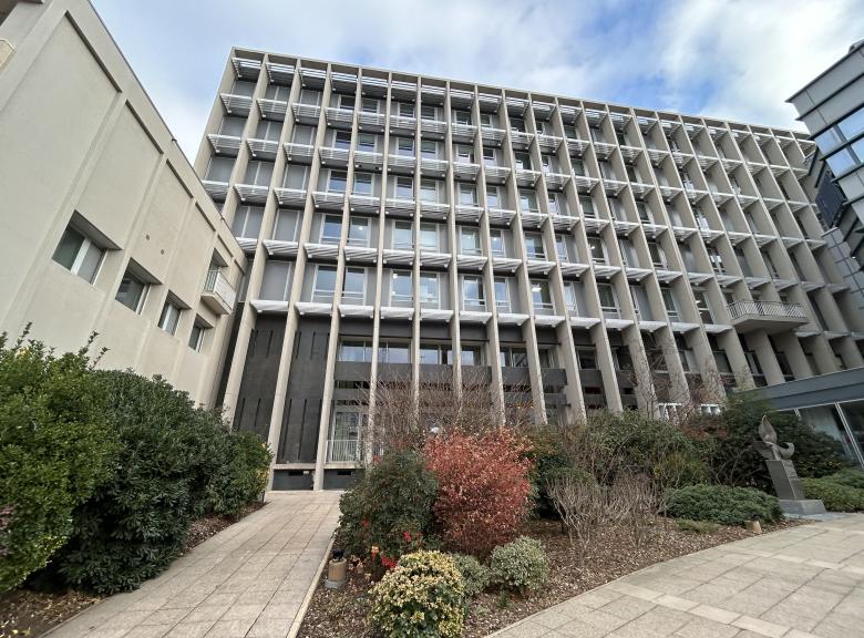 Pose de menuiseries aluminium sur site scolaire à Clermont-Ferrand, Puy-de-Dôme