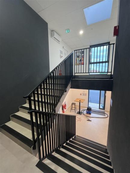 Bandeaux vitrés toute hauteur bâtiment industriel Rhône