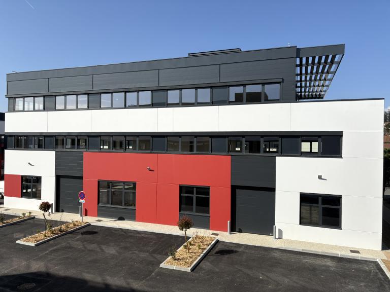 Pose de châssis aluminium dans projet R+2 à Dardilly