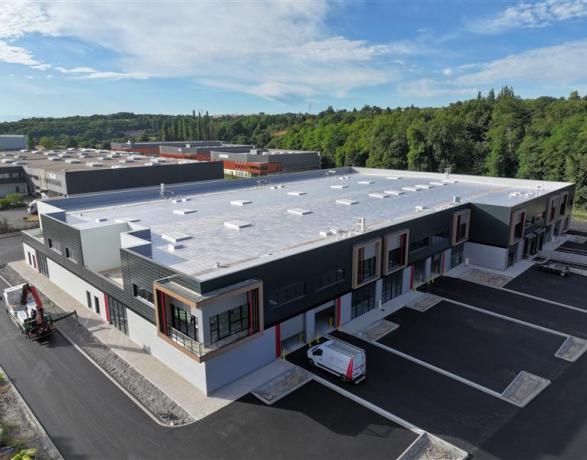 Châssis aluminium RAL 7016 posés sur bâtiment professionnel en Auvergne-Rhône-Alpes