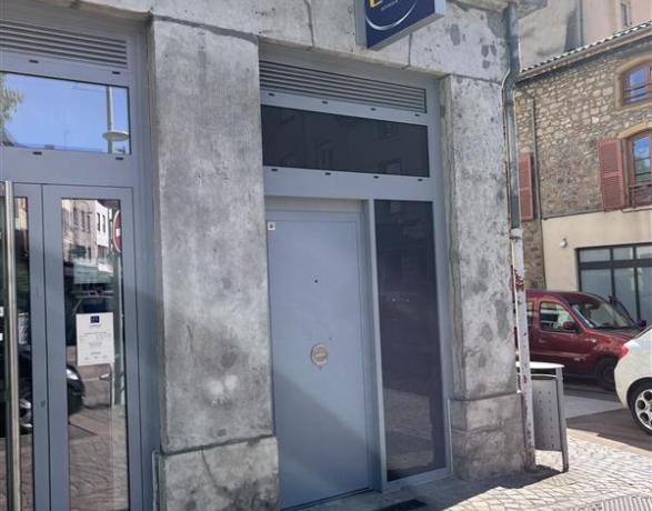 Menuiseries aluminium Schüco installées dans une agence bancaire à Lyon