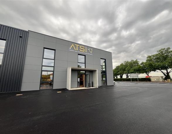 Menuiseries Bright Silver bâtiment industriel Auvergne-Rhône-Alpes