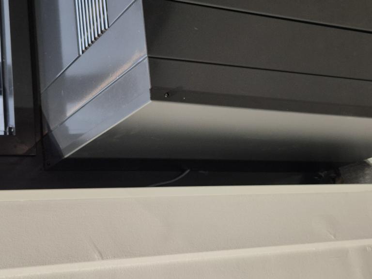 Plaquettes d’habillage métalliques sur bâtiment professionnel à Lyon