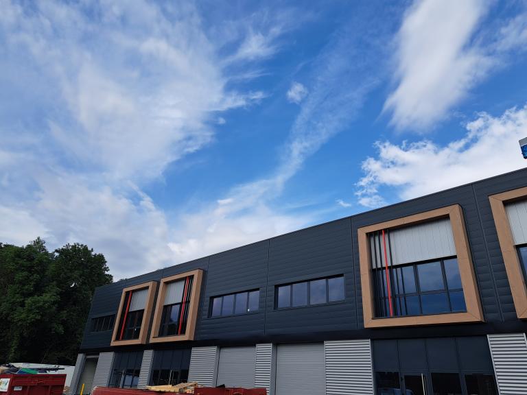 Lames brise-soleil RAL 3020 sur façade moderne en région Rhône-Alpes