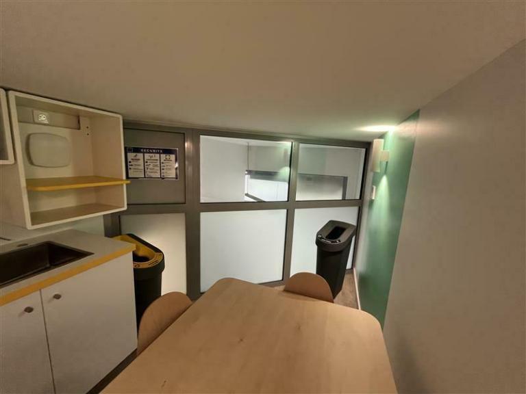 Châssis intérieur aluminium RAL 9006 dans établissement bancaire en activité