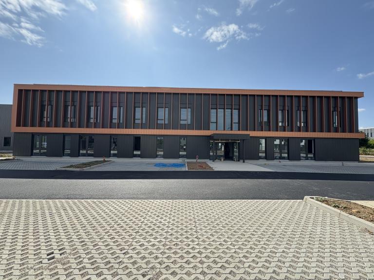 Pose de châssis fixes et ouvrants sur bâtiment industriel à Saint-Priest