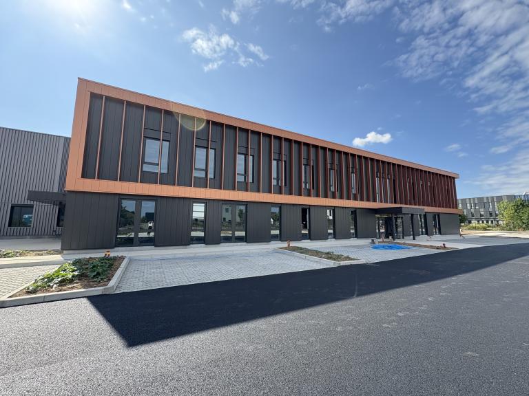 Châssis fixes apportant lumière naturelle dans un atelier industriel