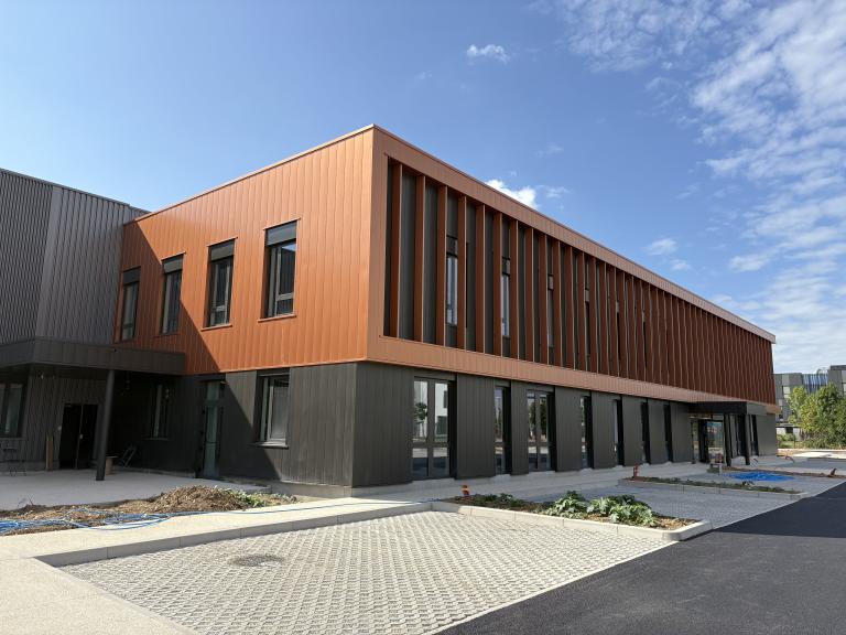 Finitions aluminium sur-mesure KAPECI pour bâtiment neuf