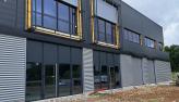 Portes aluminium sur mesure pour atelier et bureaux dans l’Ain