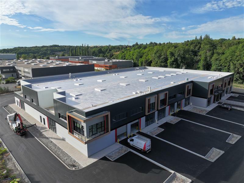 Châssis aluminium RAL 7016 posés sur bâtiment professionnel en Auvergne-Rhône-Alpes