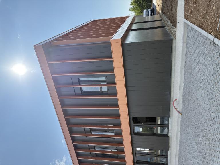 Pose de châssis fixes et ouvrants sur bâtiment industriel à Saint-Priest