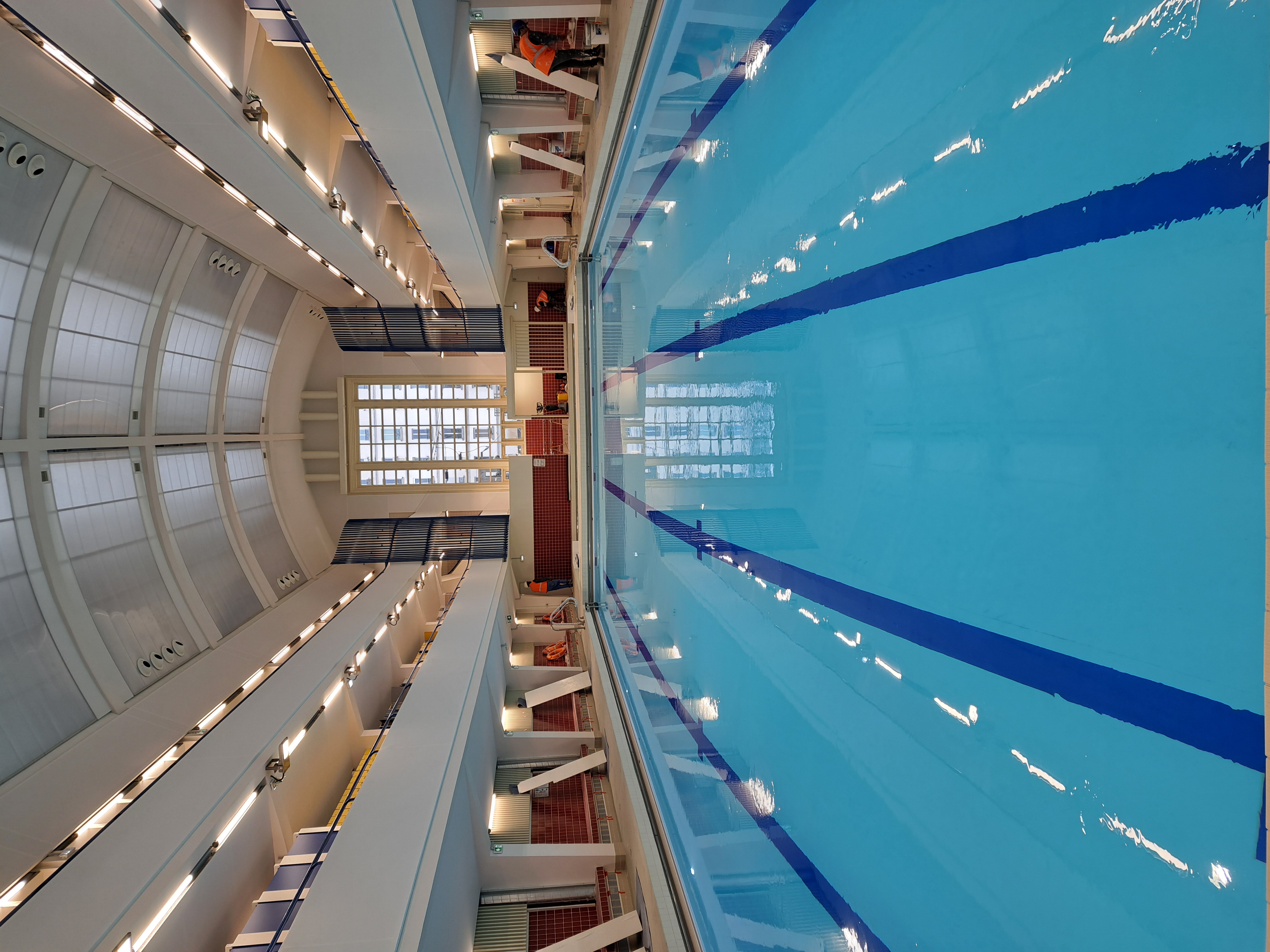 Murs rideaux aluminium installés à la piscine Château Landon, Paris 10