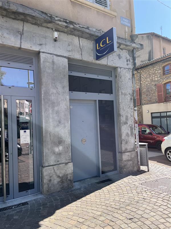 Menuiseries aluminium Schüco installées dans une agence bancaire à Lyon