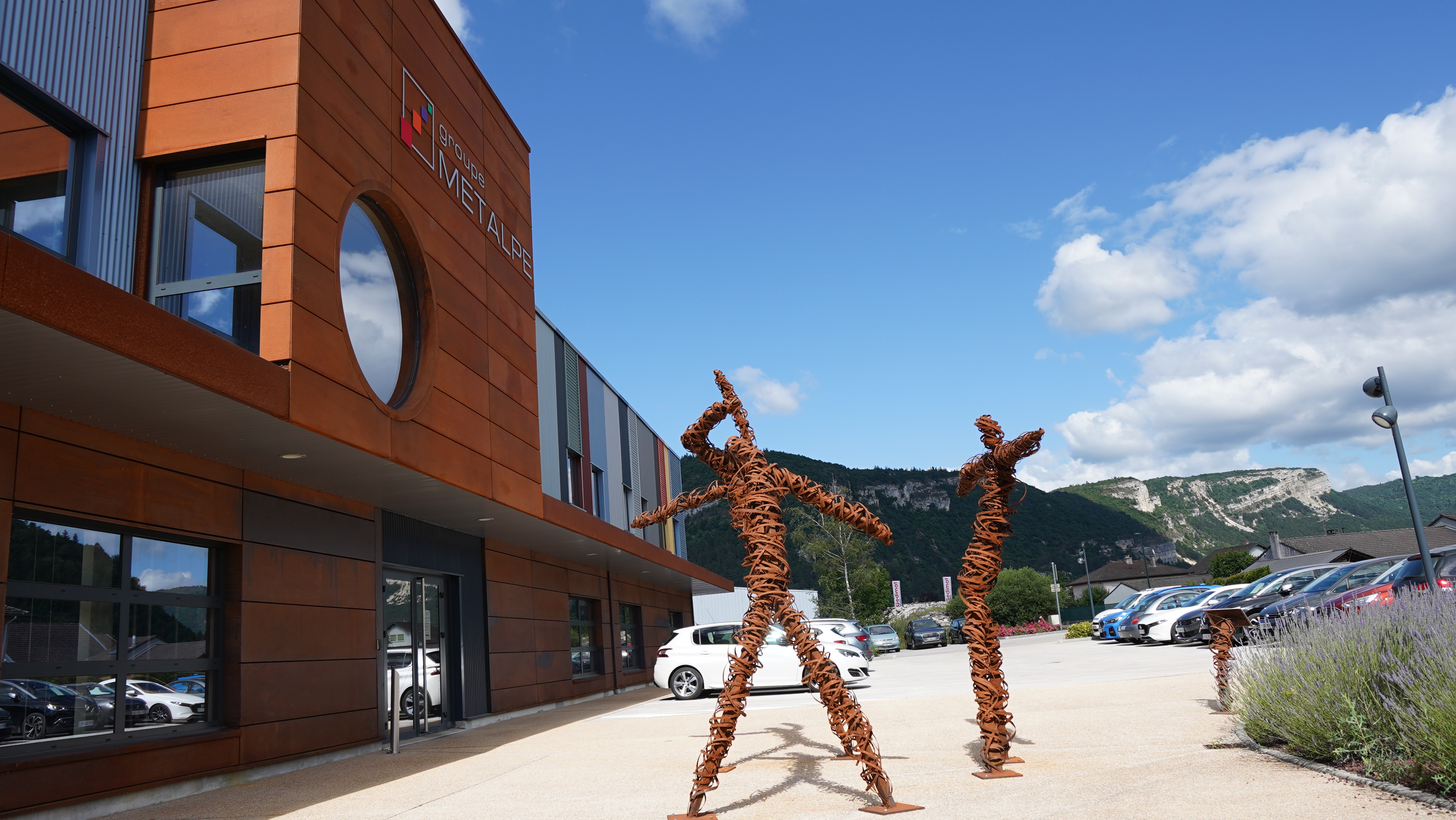 Le Groupe se sépare en deux