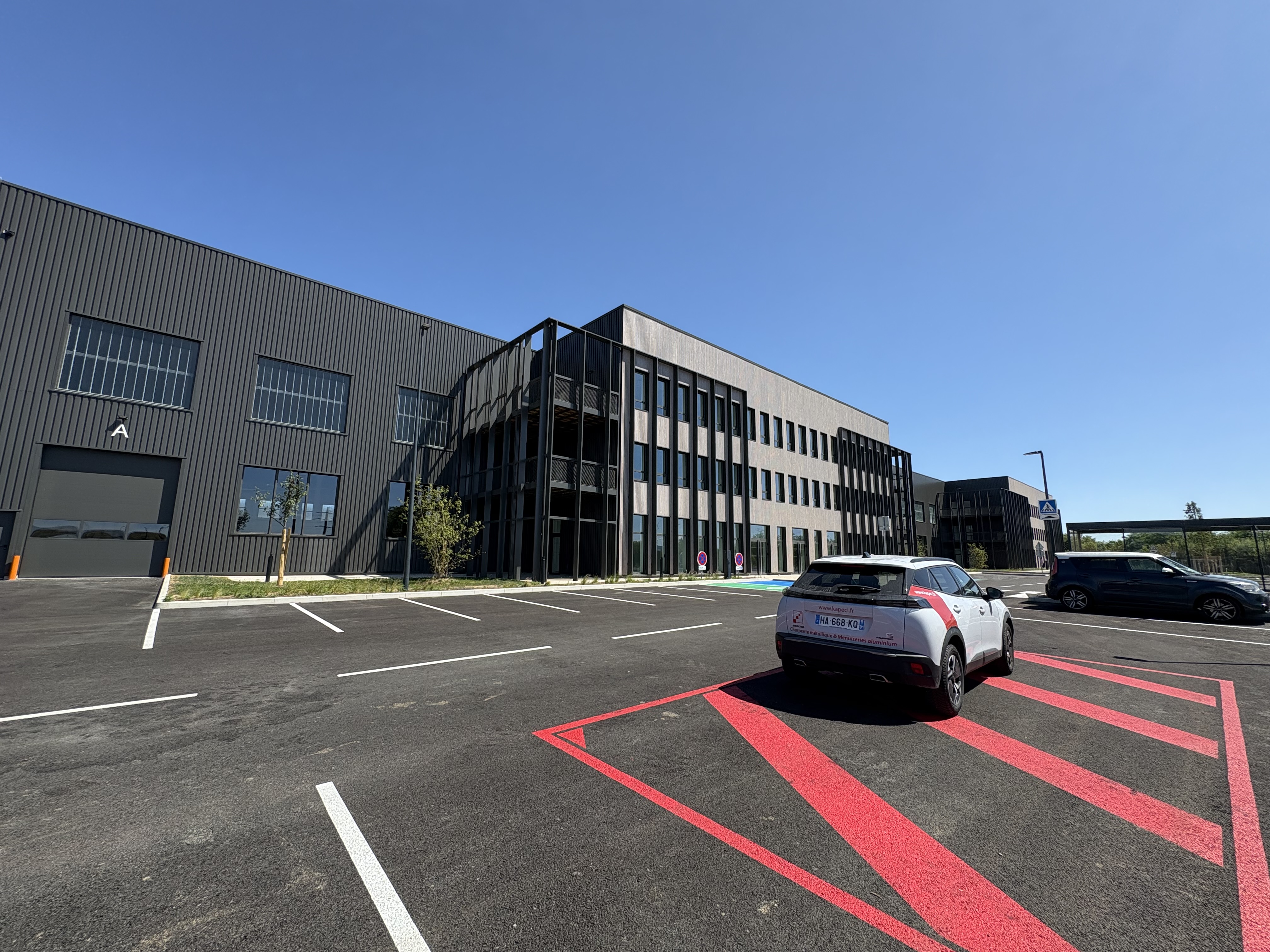 Menuiseries aluminium KAPECI Aluminium sur bâtiment logistique à Mionnay 01